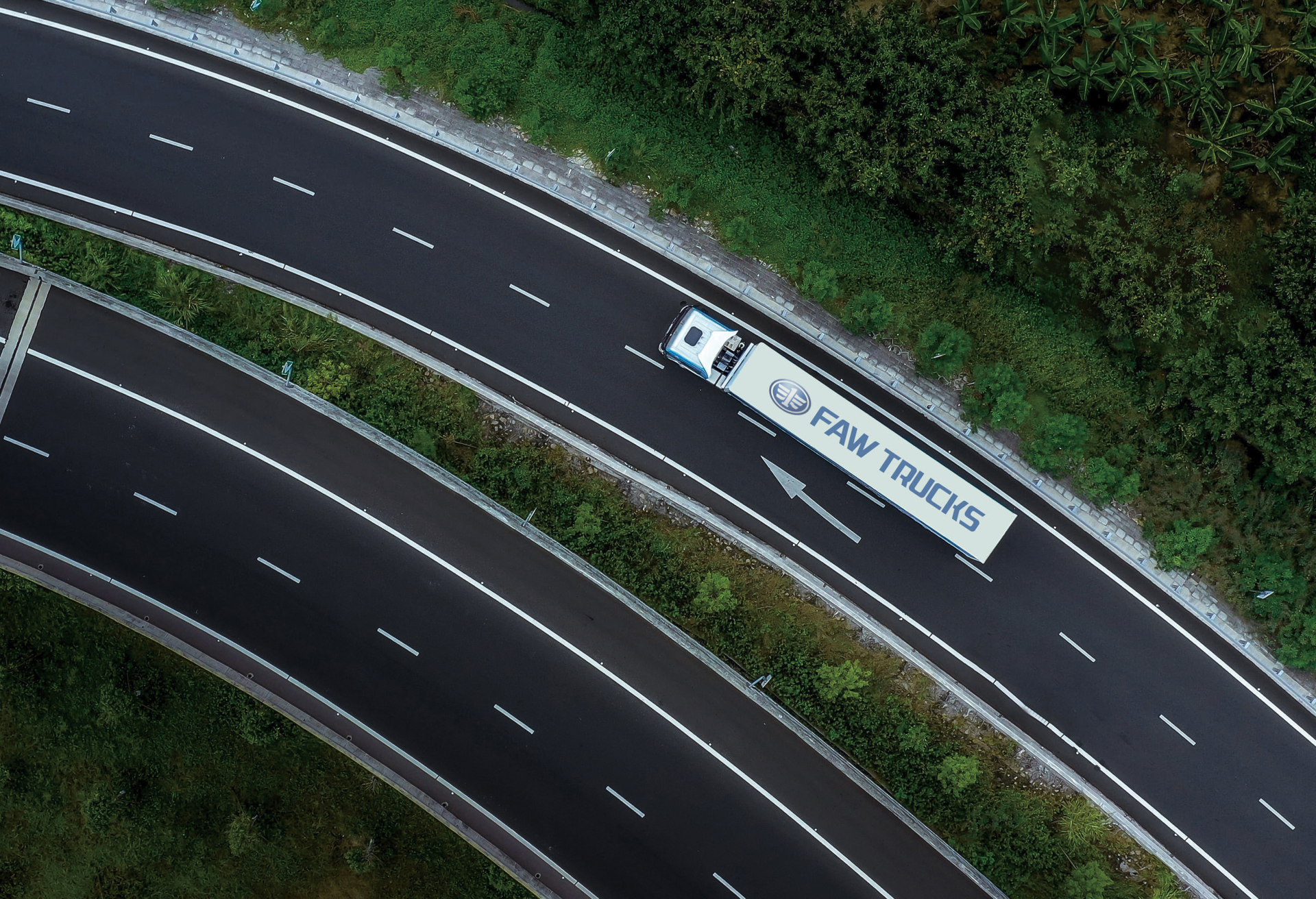 Una vista aérea de un camión circulando por una autopista.