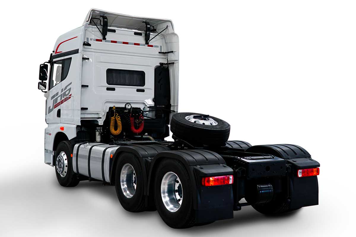 Un camión semirremolque blanco con un remolque acoplado a él sobre un fondo blanco.