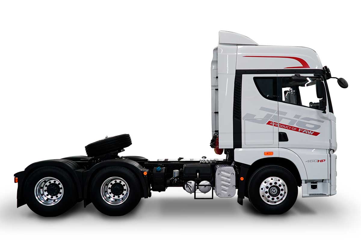 Un camión semirremolque blanco con un remolque acoplado a él sobre un fondo blanco.