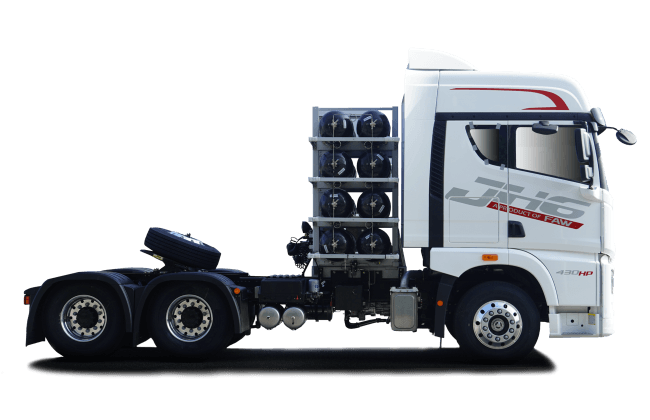 Un camión semirremolque blanco con neumáticos en la parte trasera.