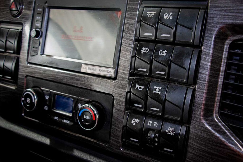 Un primer plano del tablero de un automóvil con una pantalla táctil y botones.