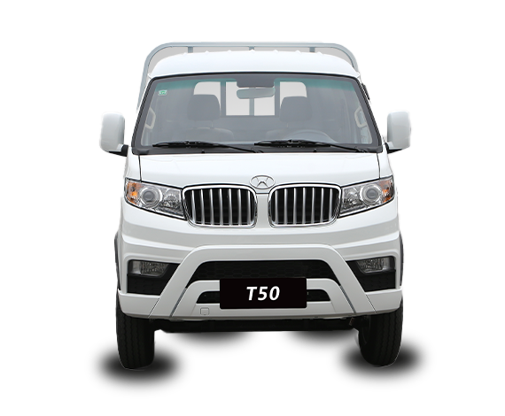 Vista frontal de un camión comercial FAW blanco con cabina sobre el motor, con un logotipo prominente centrado y grandes espejos laterales.