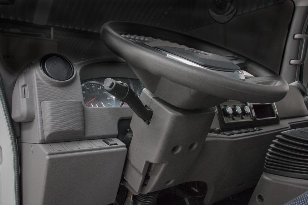 Un primer plano de un volante de un coche.