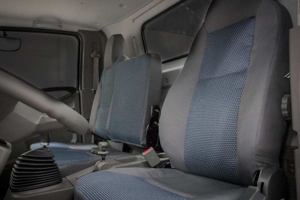 Un primer plano de un asiento de automóvil en un camión.
