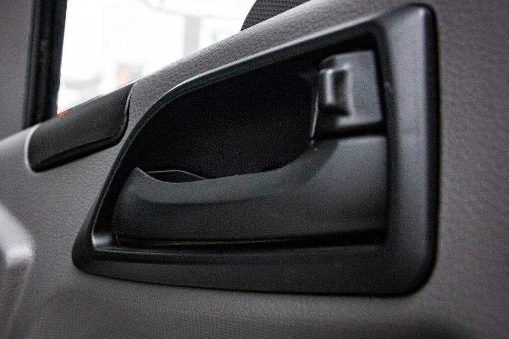 Un primer plano de una manija de la puerta de un automóvil.