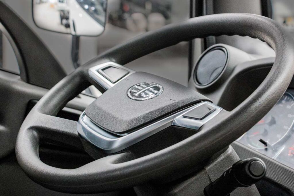 Un primer plano de un volante en un coche.