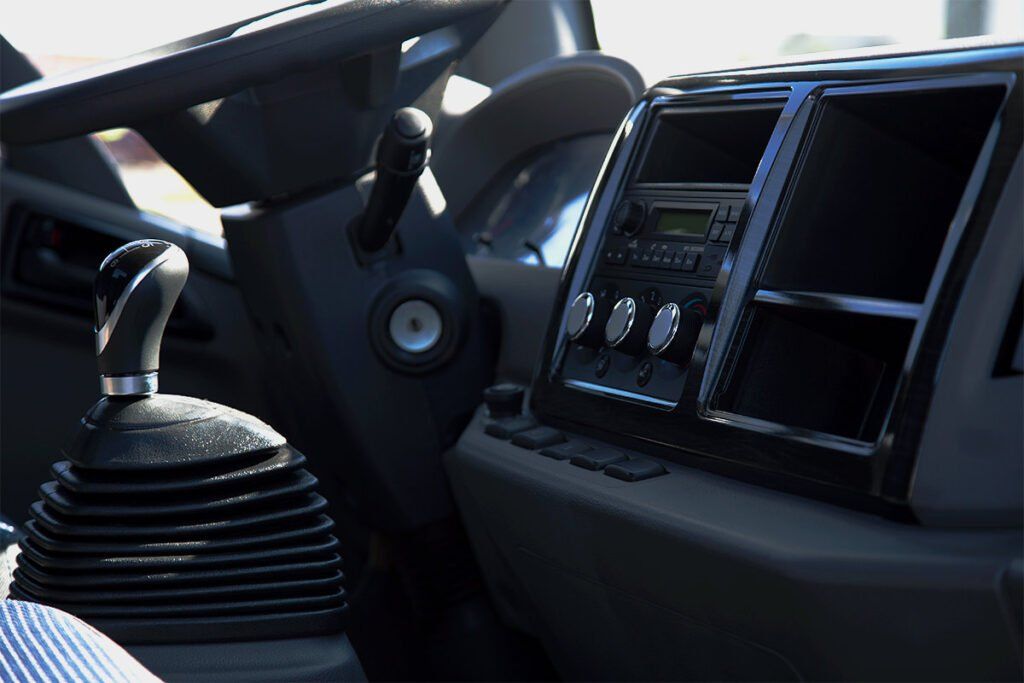 Un primer plano de un volante y un tablero de instrumentos en un automóvil.