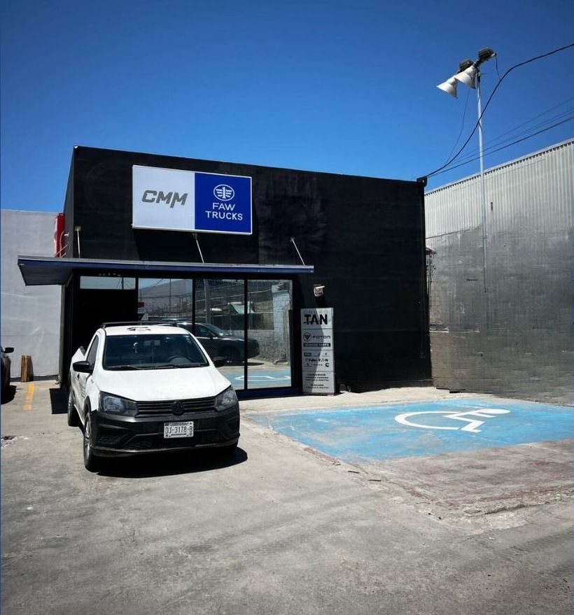 Un edificio blanco con la palabra cmm en él.