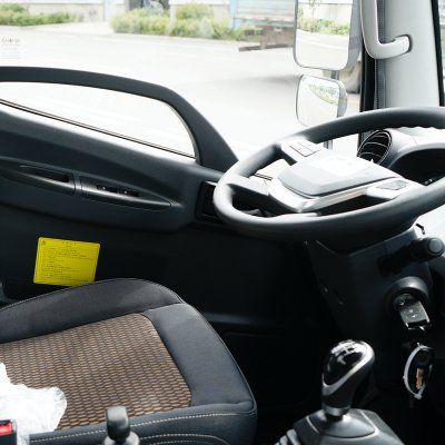 El interior de un camión con una pegatina amarilla en la puerta.