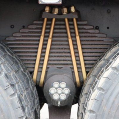 Un primer plano de un sistema de suspensión en un camión.