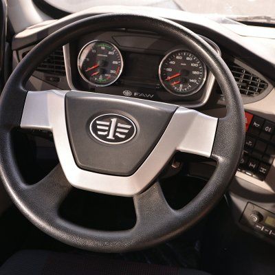 Un primer plano de un volante con la letra e en él.