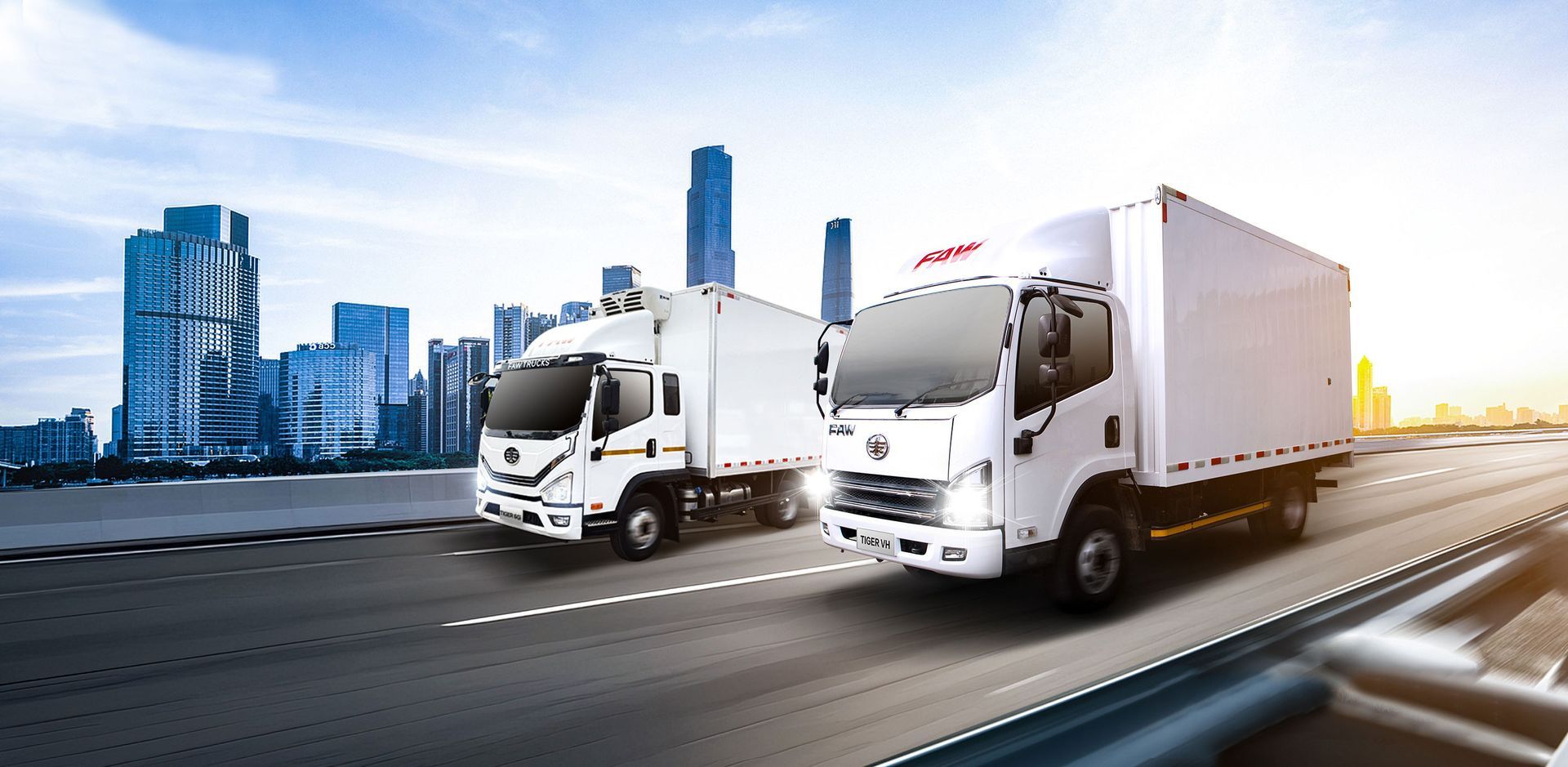 Tres camiones blancos están estacionados en un estacionamiento frente a un edificio.