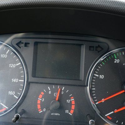 Un primer plano de un tablero con el número 10 en él.