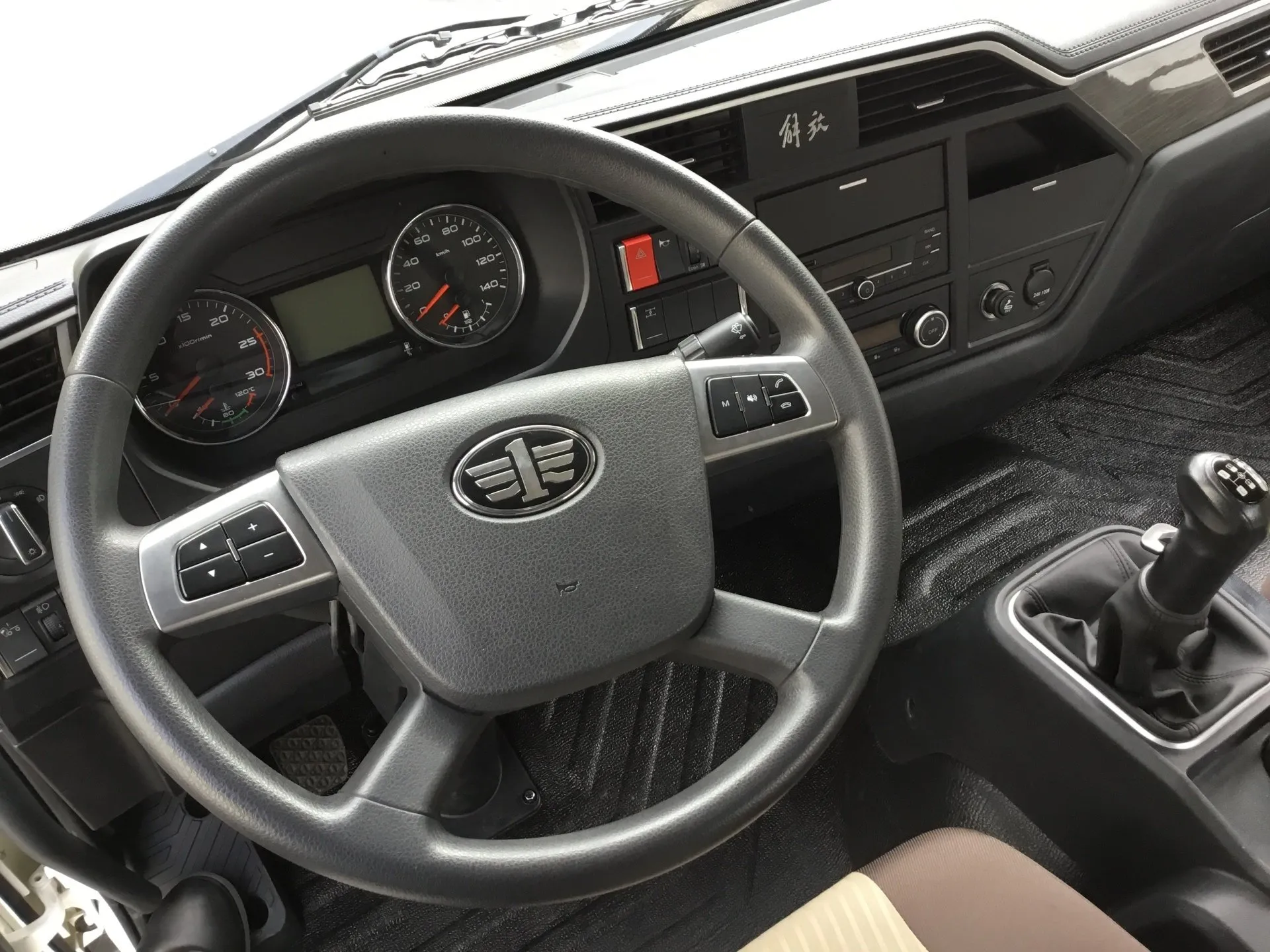 Un primer plano de un volante en un coche.