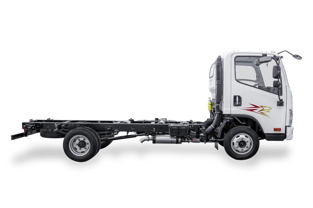 Un camión blanco está estacionado sobre una superficie blanca.