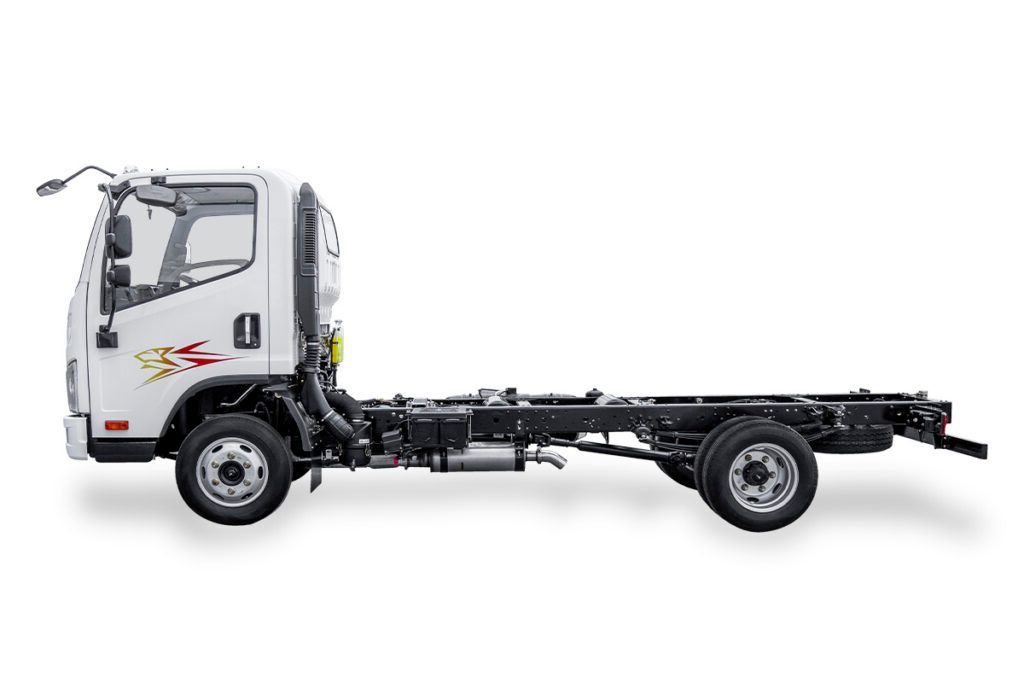 Un camión blanco está estacionado sobre una superficie blanca.