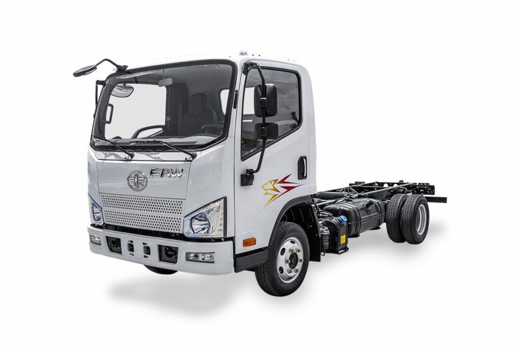 Un camión blanco está estacionado sobre una superficie blanca.