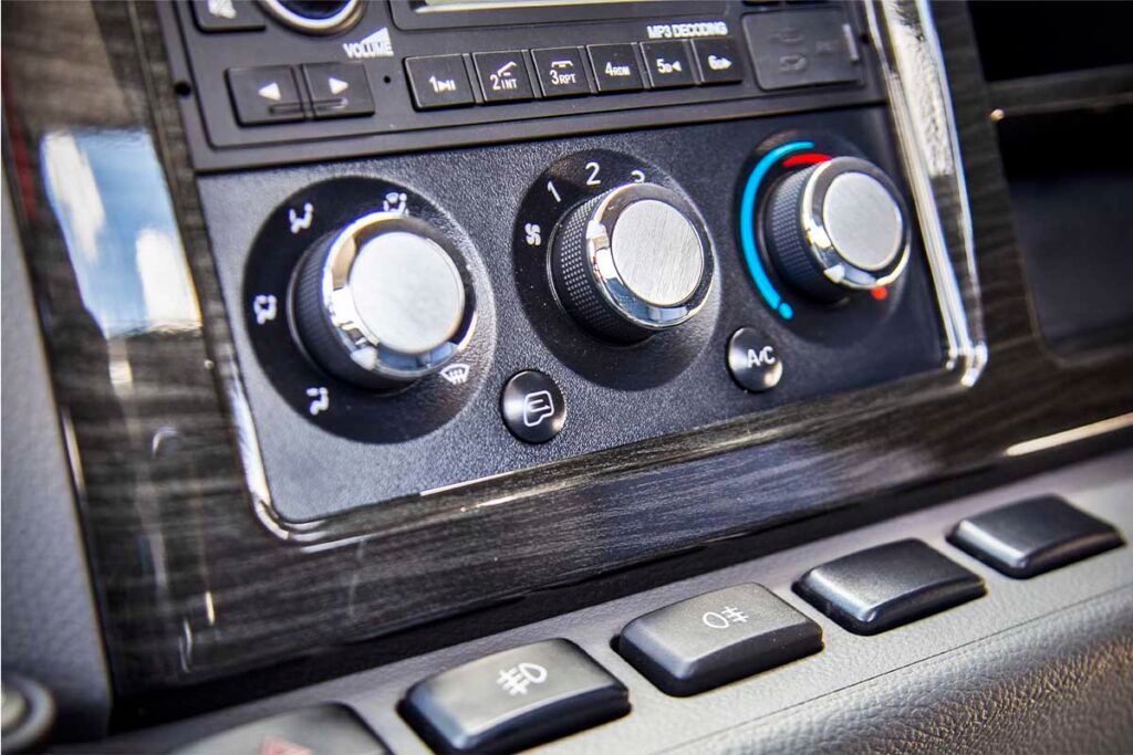 Un primer plano del panel de control del aire acondicionado de un automóvil.
