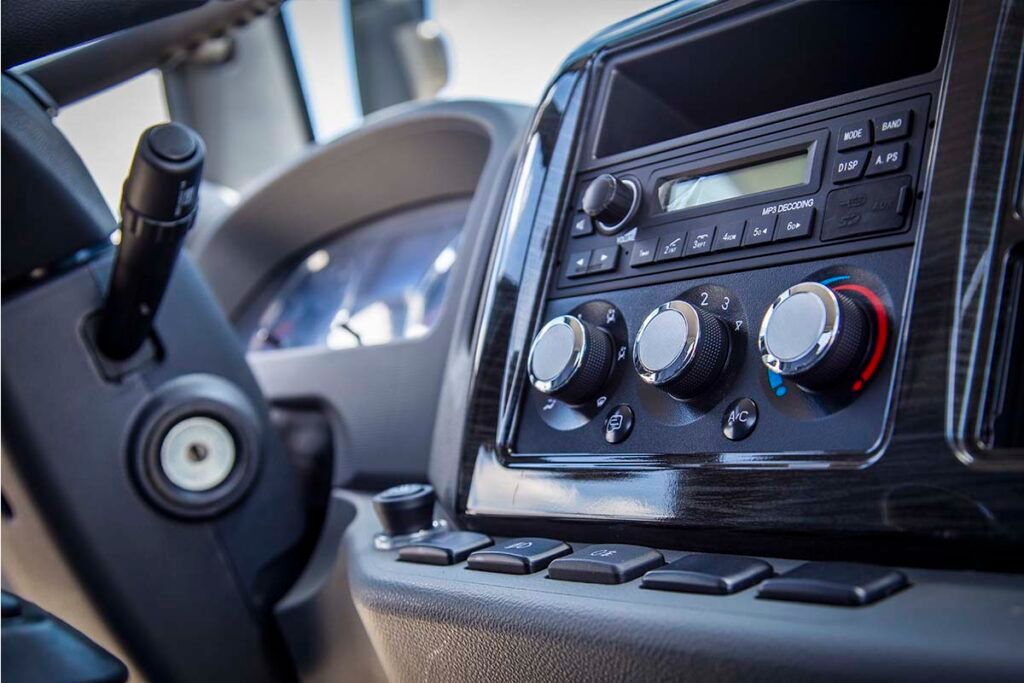 Un primer plano del tablero de un automóvil con una radio.