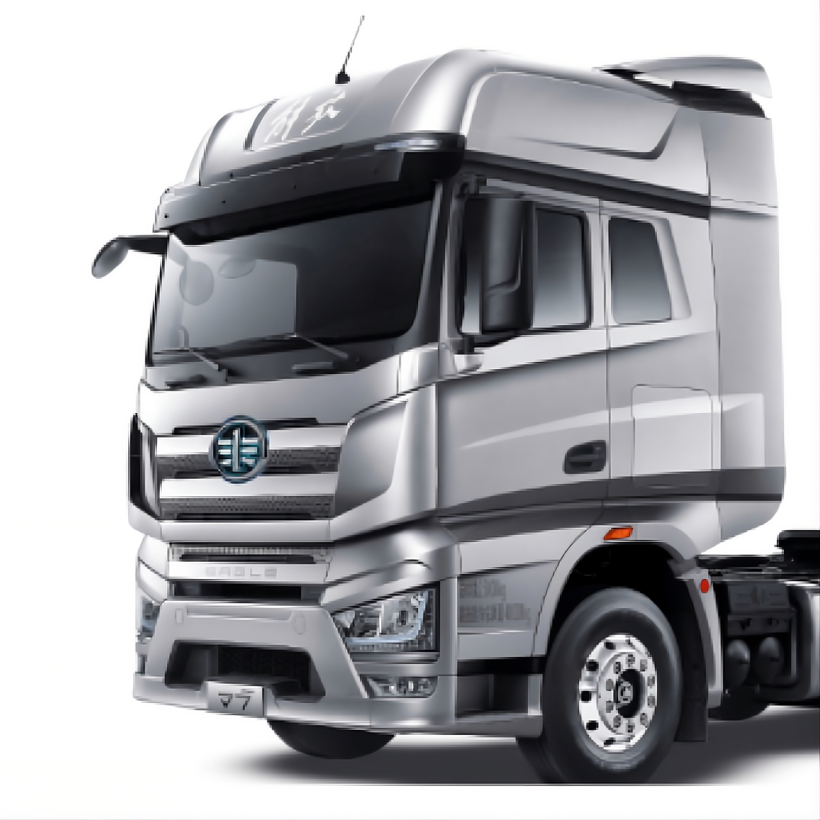 Una tractora de camión semirremolque FAW plateada, vista desde un ángulo de tres cuartos frontal sobre un fondo blanco.