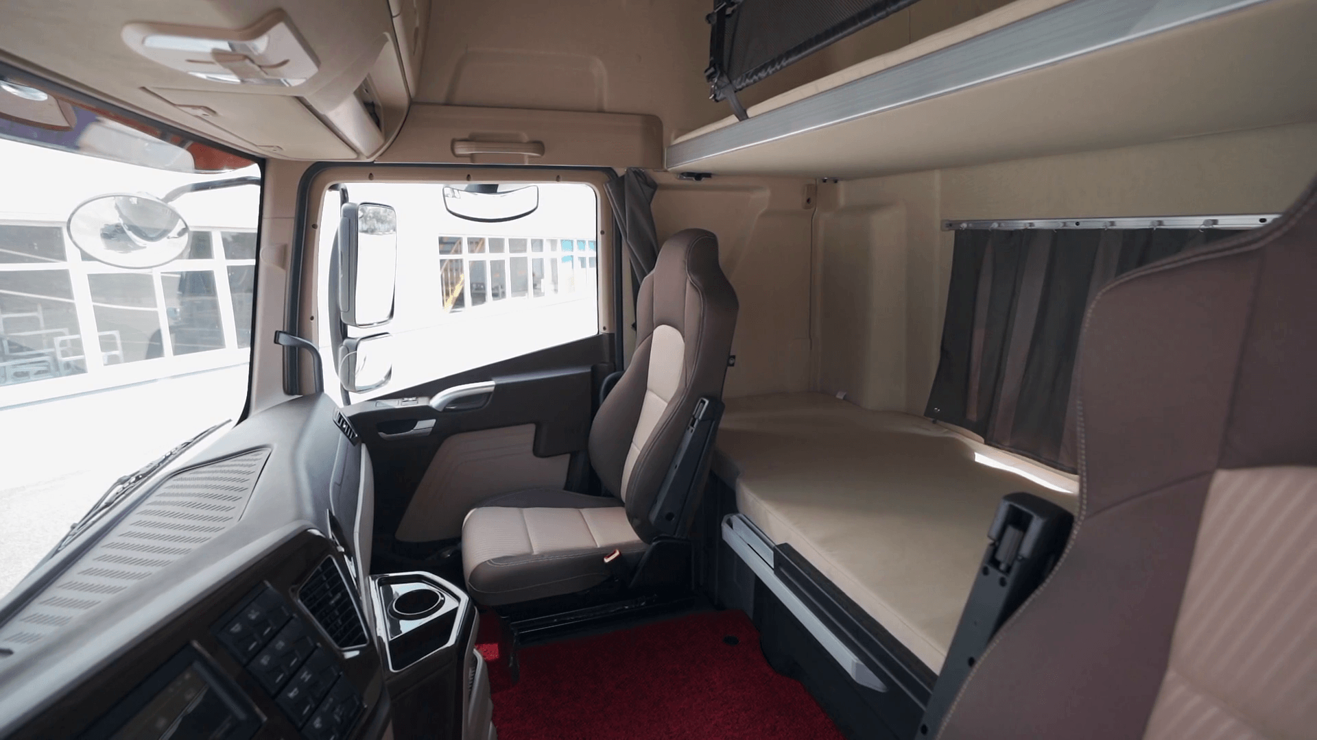 El interior de un camión con una cama y sillas.