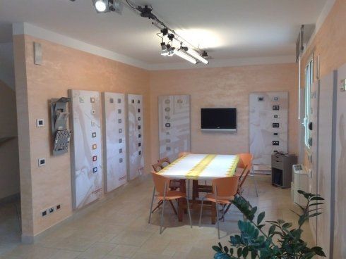 interni ufficio con tavolo