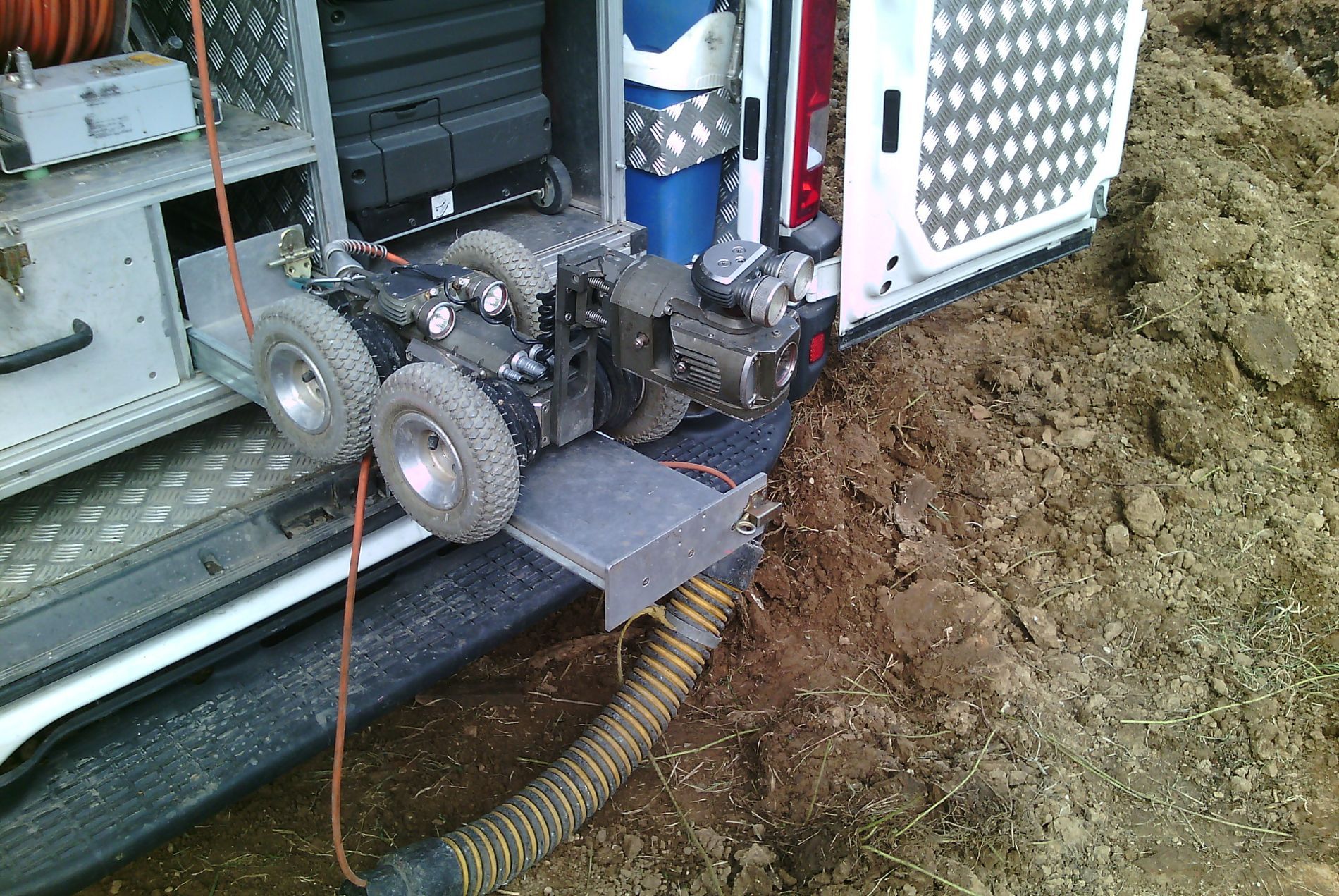 strumenti per la pulizia di pozzi neri e tubazioni