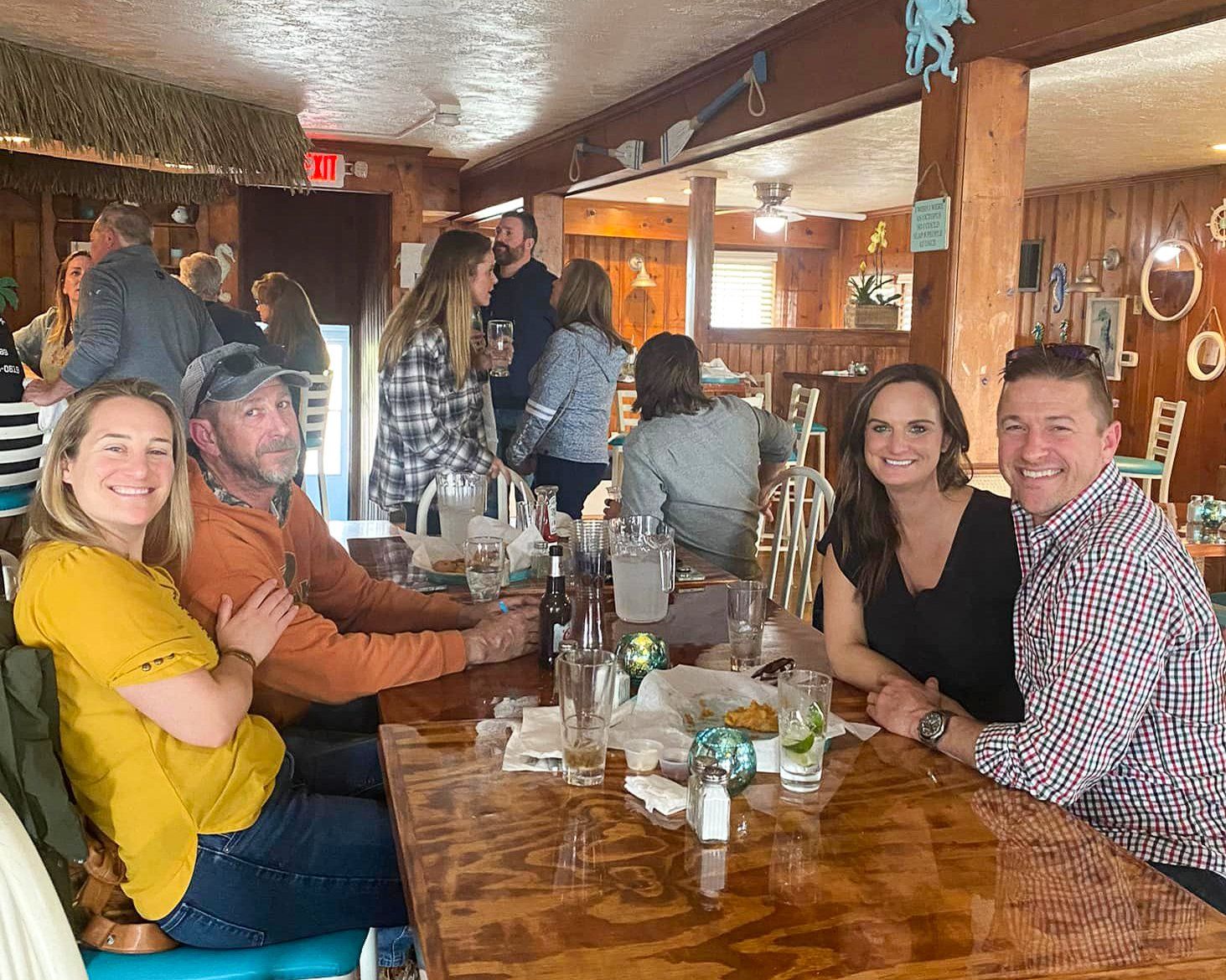 A group of people are sitting at a table in a restaurant.
