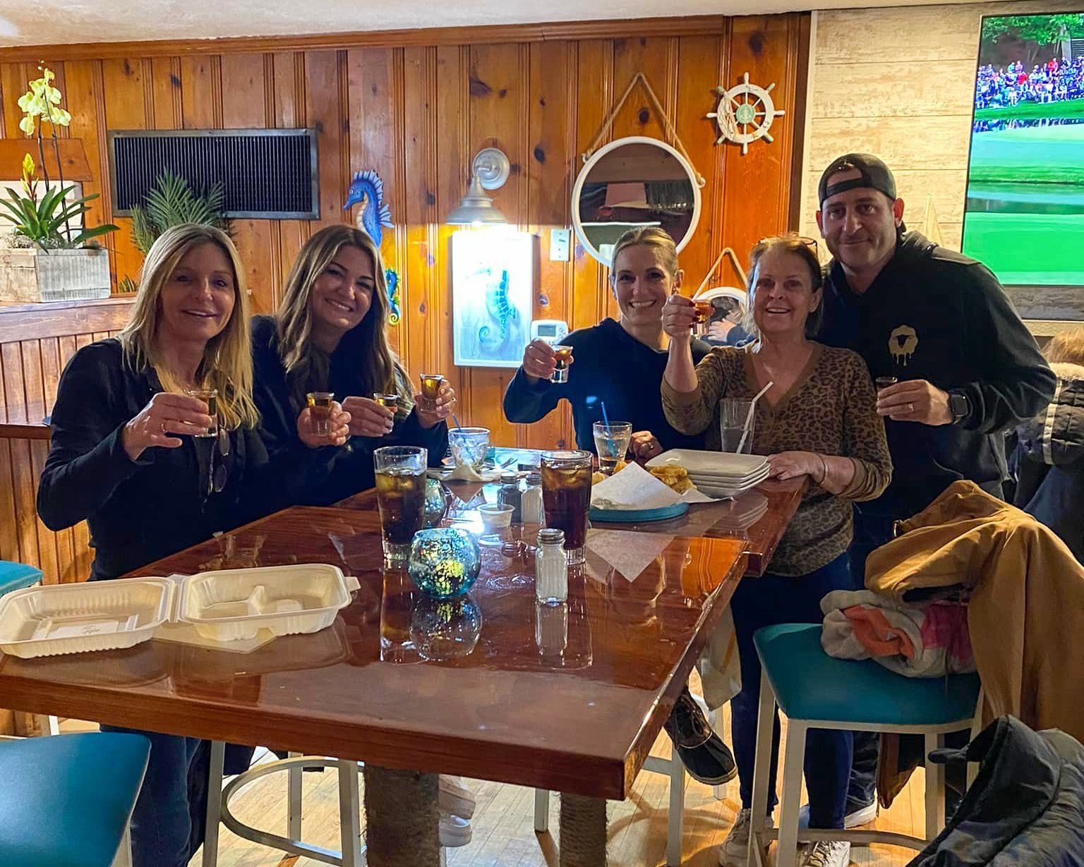 A group of people are sitting at a table in a restaurant.