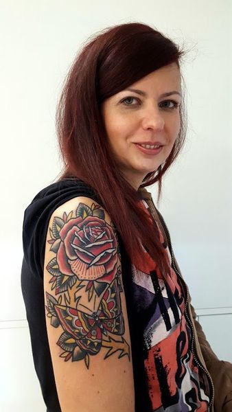 donna con braccio tatuato