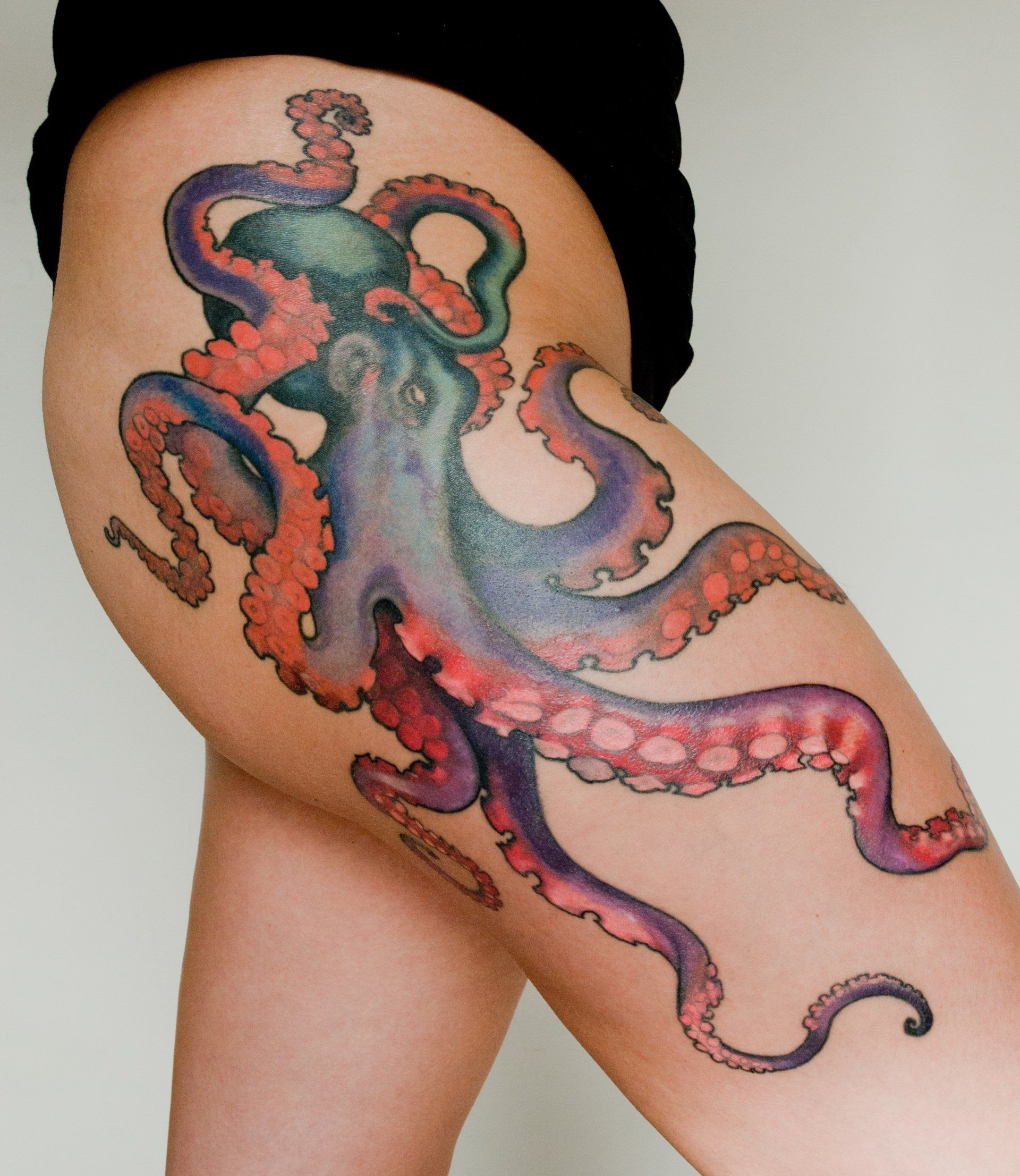 Ragazza con tatuato un polipo sulla coscia