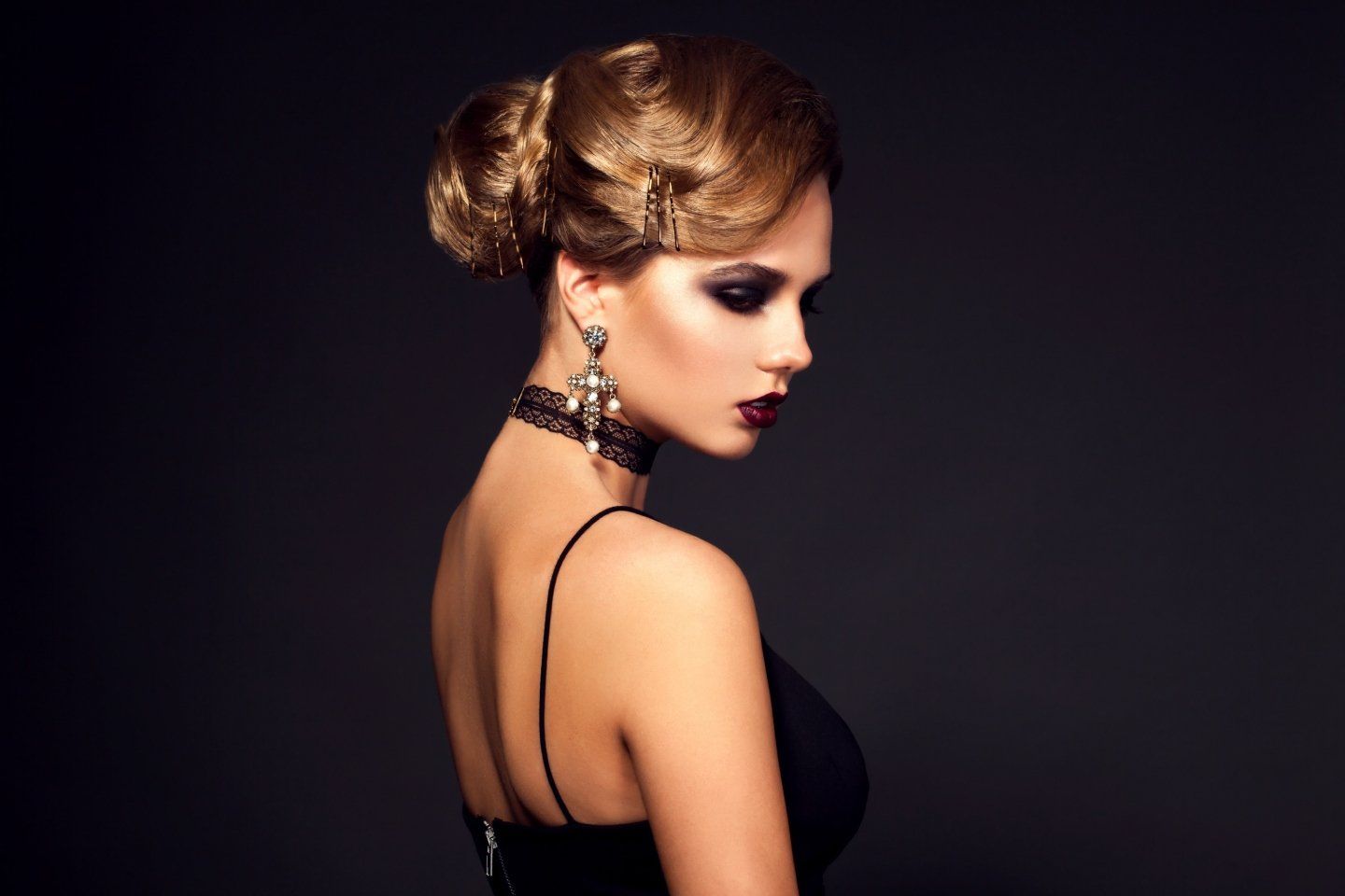 Ragazzo con braccio tatuato che scrive