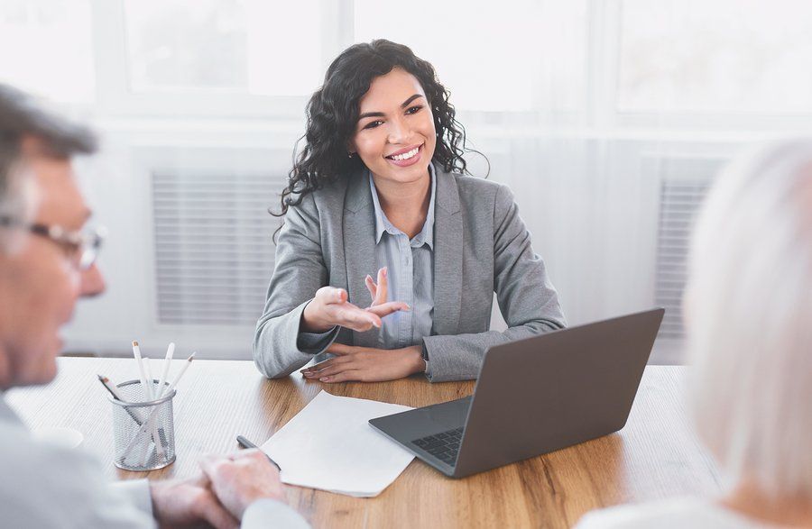 woman talking to the client