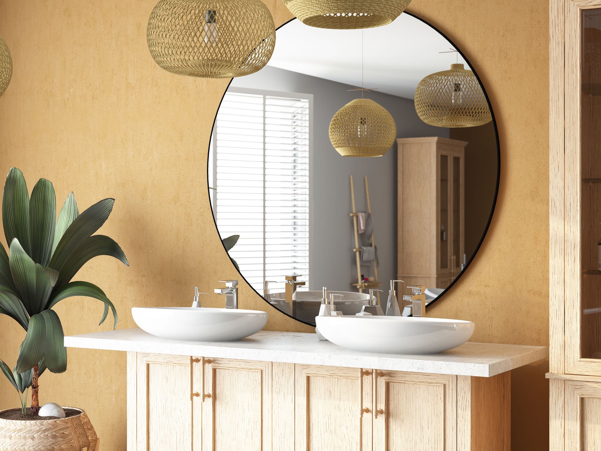 Bagno con un grande specchio rotondo, doppi lavandini, mobiletto in legno e lampade a sospensione intrecciate.