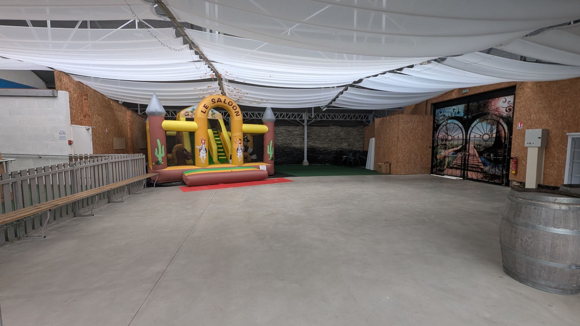 Il y a un château gonflable au milieu de la pièce.