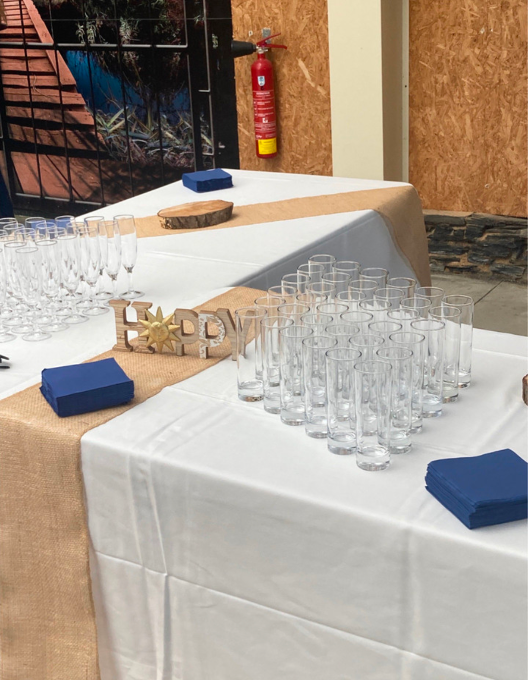 Une table avec beaucoup de verres à vin dessus