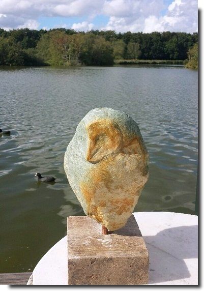 beeld uil steen