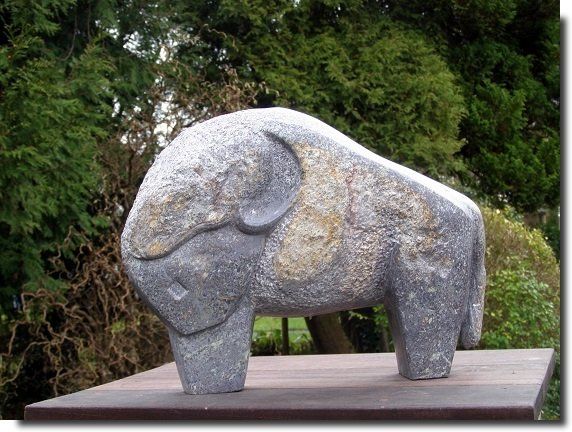 Laura Ruhe Beeld Wisent van serpentijn