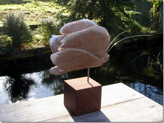 Laura Ruhe Beeld vlinder rode albast