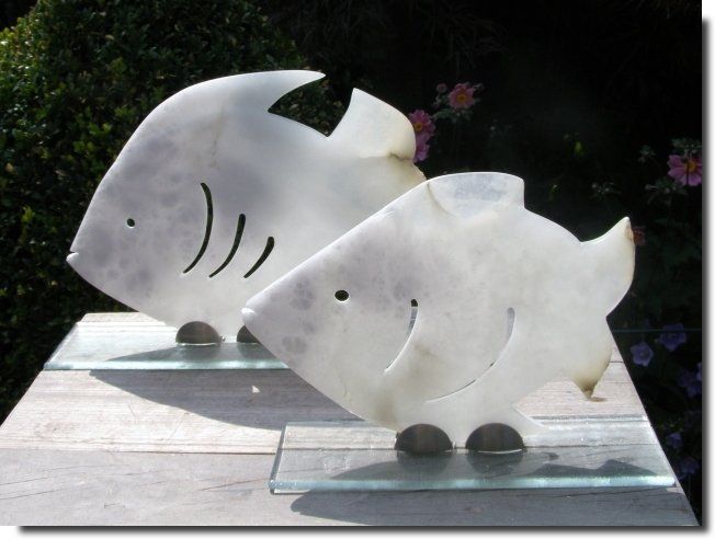 Laura Ruhe Beeld vissen van blauw albast op glazen sokkel