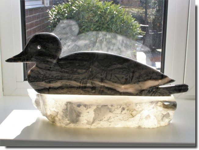 Beeld Ijsduiker zwart albast op sokkel van wit albast