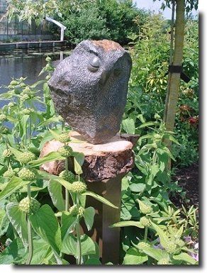 Tuinbeeld Uil  steen serpentijn Carin Goudriaan