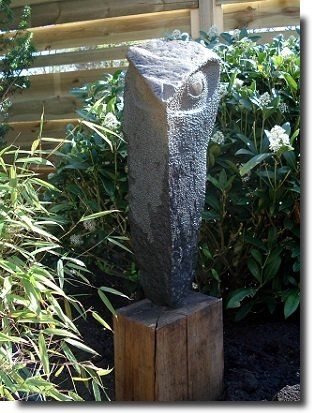 Tuinbeeld uil steen Carin Goudriaan