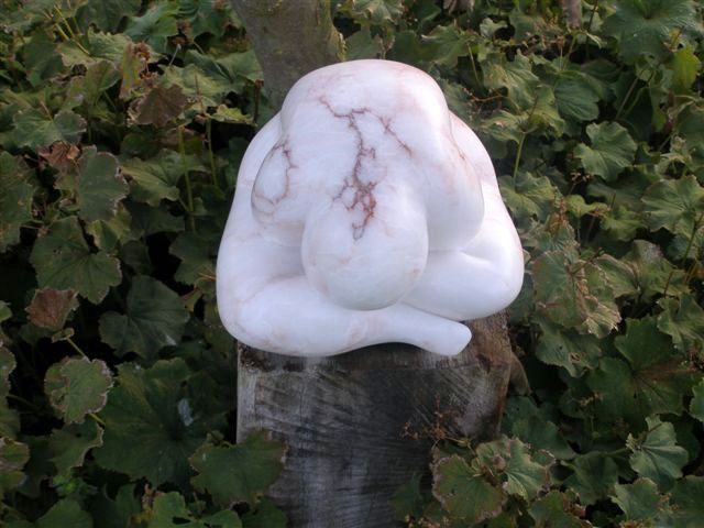 Beeld De berusting albast Laura Ruhe