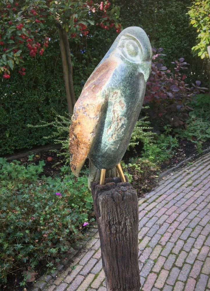 Beeld Valkje op strandpaal