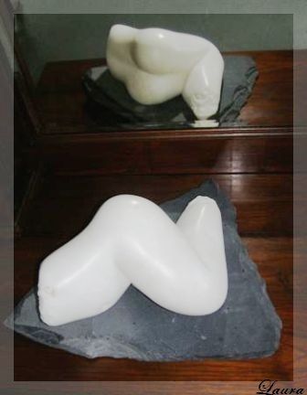 Laura Ruhe beeld Liggend naakt albast