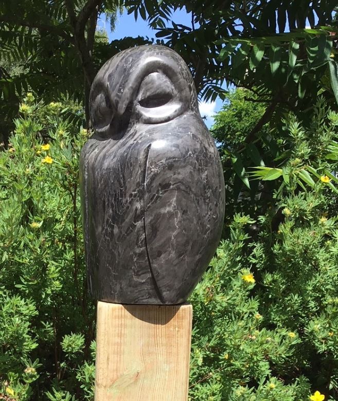 beeld uiltje zwart albast