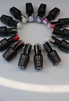 Resultado antes y después de uñas con acabado profesional