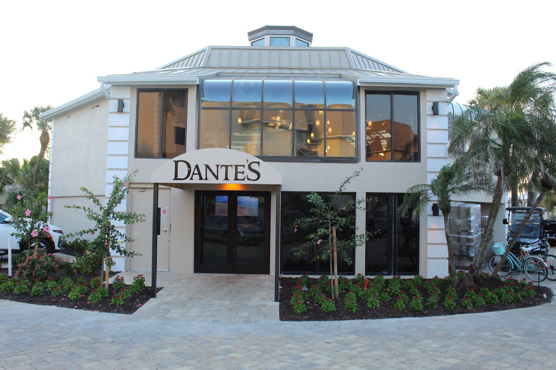 A building with the word dantes on it