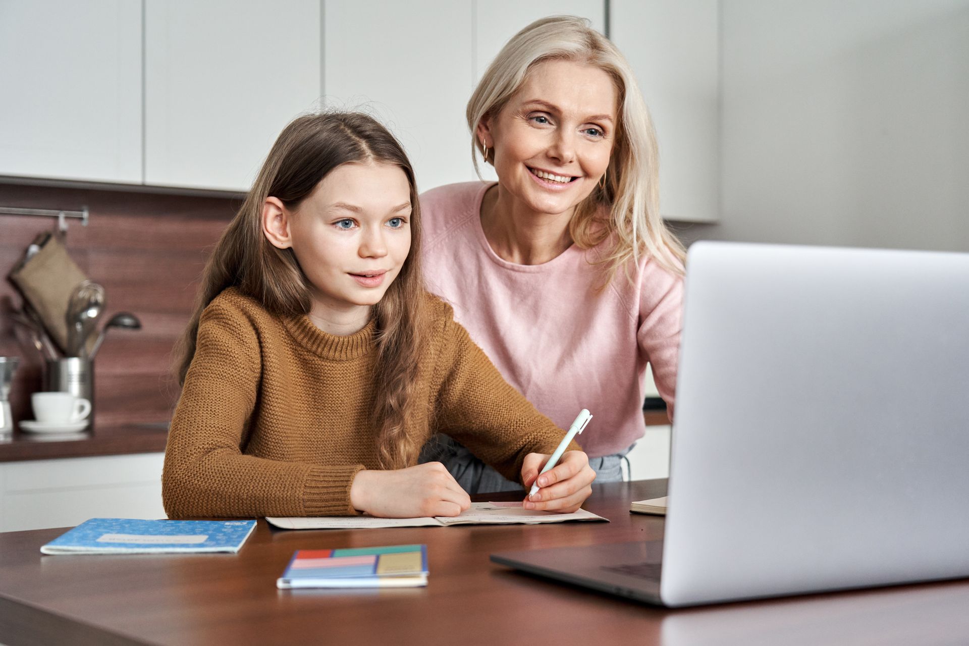 student with tutor in front of laptop